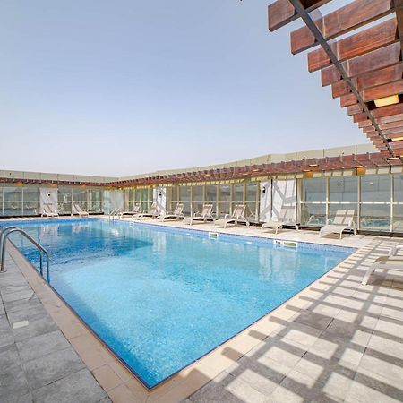 Platinum Coast Hotel Apartments Fujairah Luaran gambar Swimming pool at the hotel