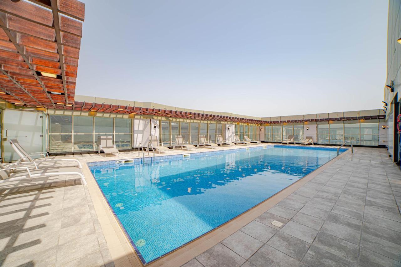 Platinum Coast Hotel Apartments Fujairah Luaran gambar The swimming pool at the hotel