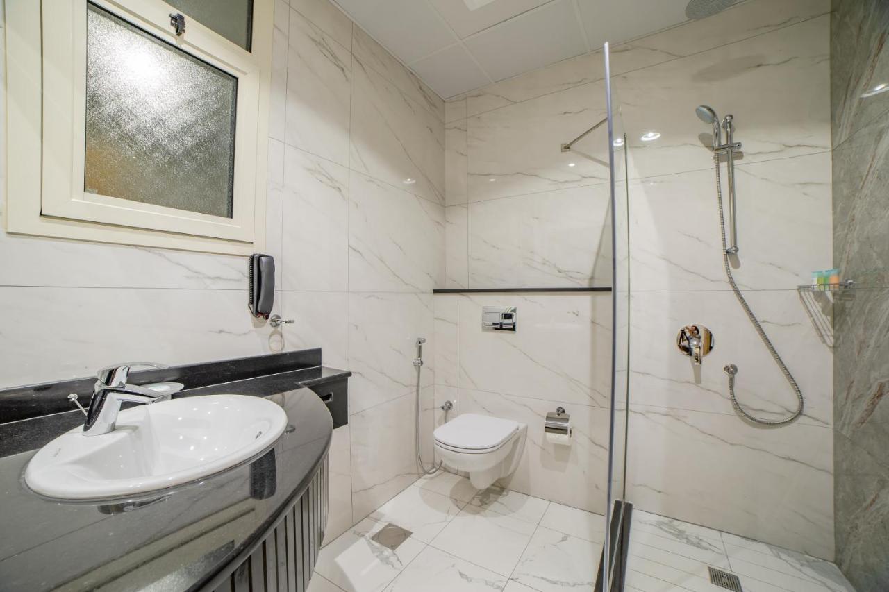 Platinum Coast Hotel Apartments Fujairah Luaran gambar Bathroom with shower