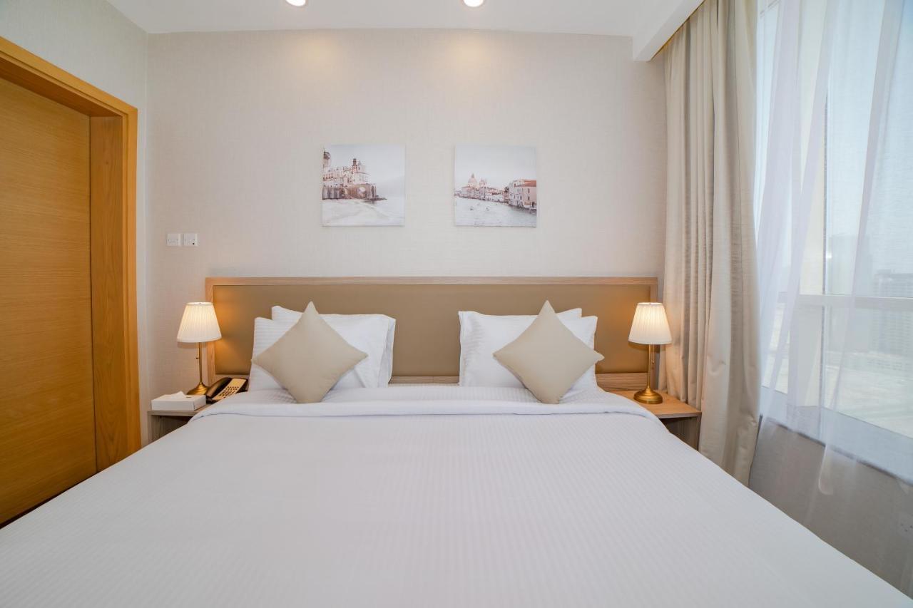 Platinum Coast Hotel Apartments Fujairah Luaran gambar A bedroom at the hotel