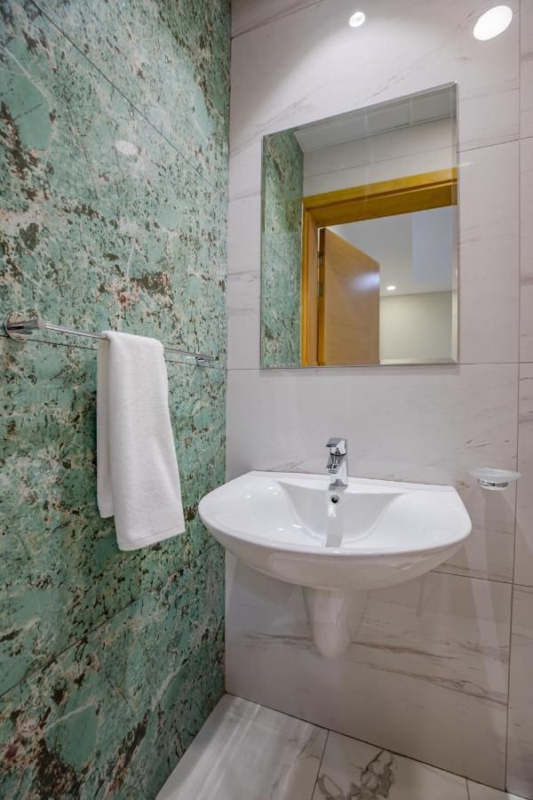 Platinum Coast Hotel Apartments Fujairah Luaran gambar Bathroom