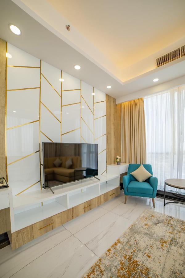 Platinum Coast Hotel Apartments Fujairah Luaran gambar A television set