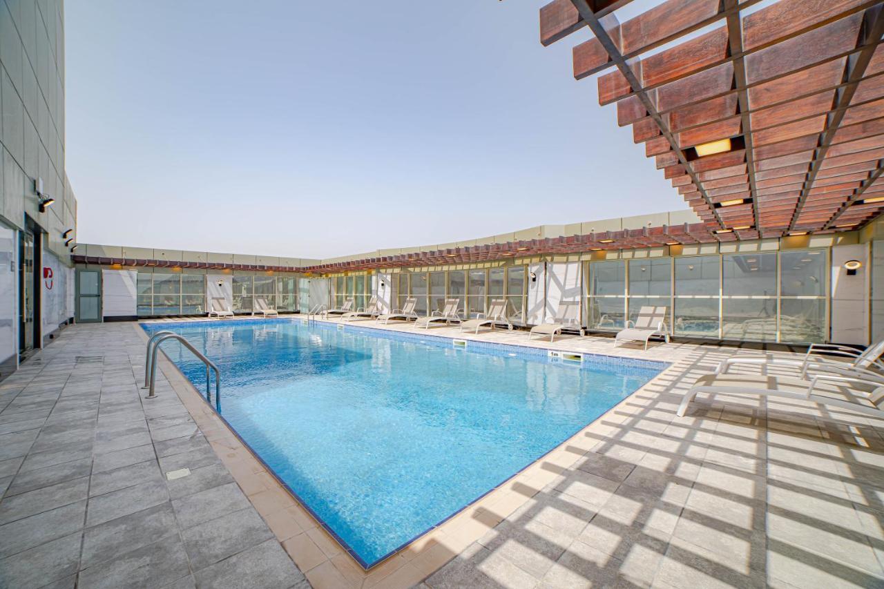 Platinum Coast Hotel Apartments Fujairah Luaran gambar Swimming pool at the hotel