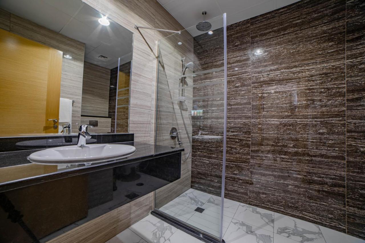 Platinum Coast Hotel Apartments Fujairah Bilik gambar A shower enclosure
