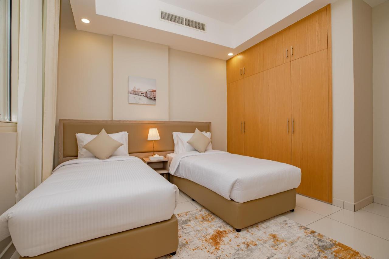Platinum Coast Hotel Apartments Fujairah Luaran gambar A bedroom with two single beds
