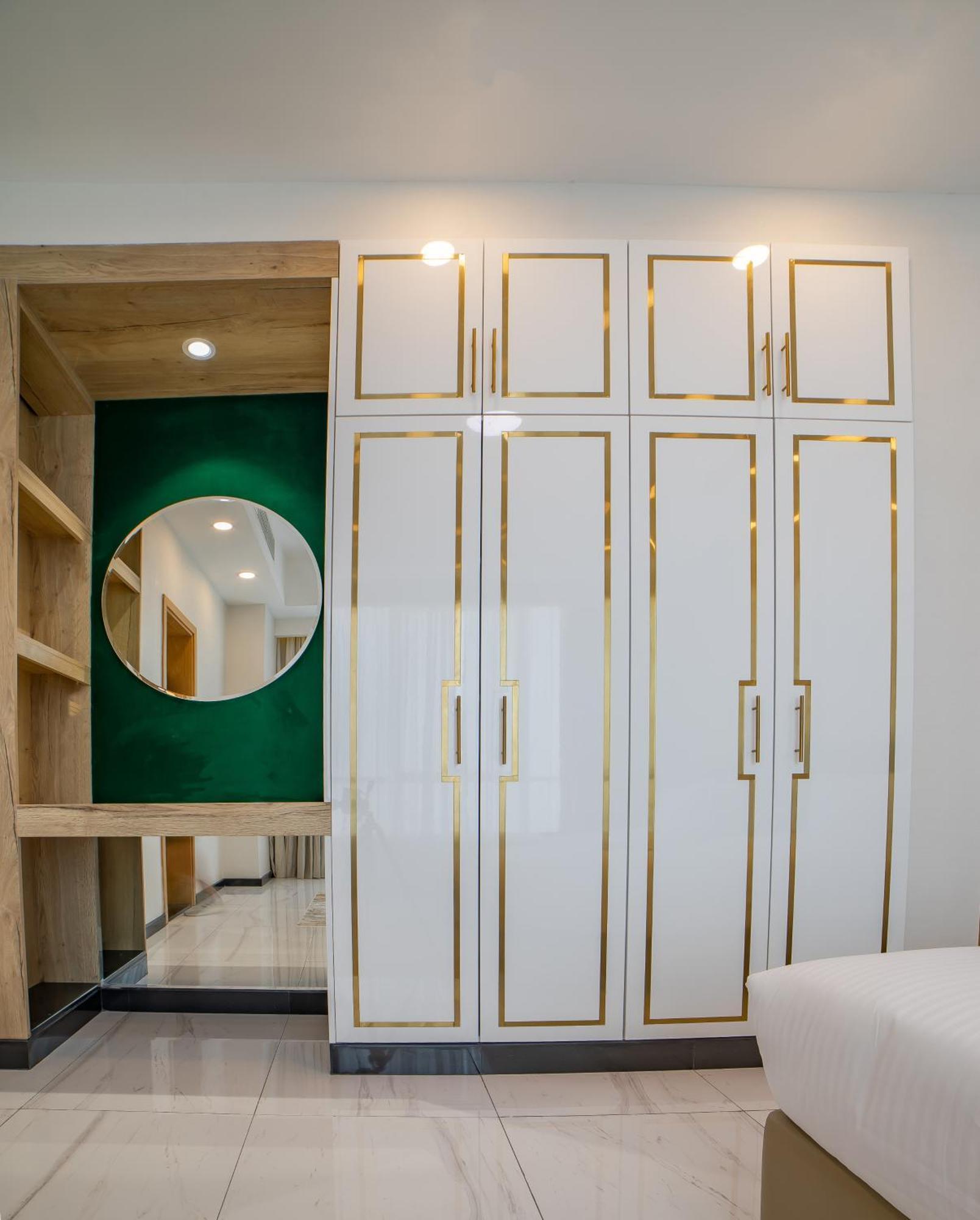 Platinum Coast Hotel Apartments Fujairah Bilik gambar A wardrobe